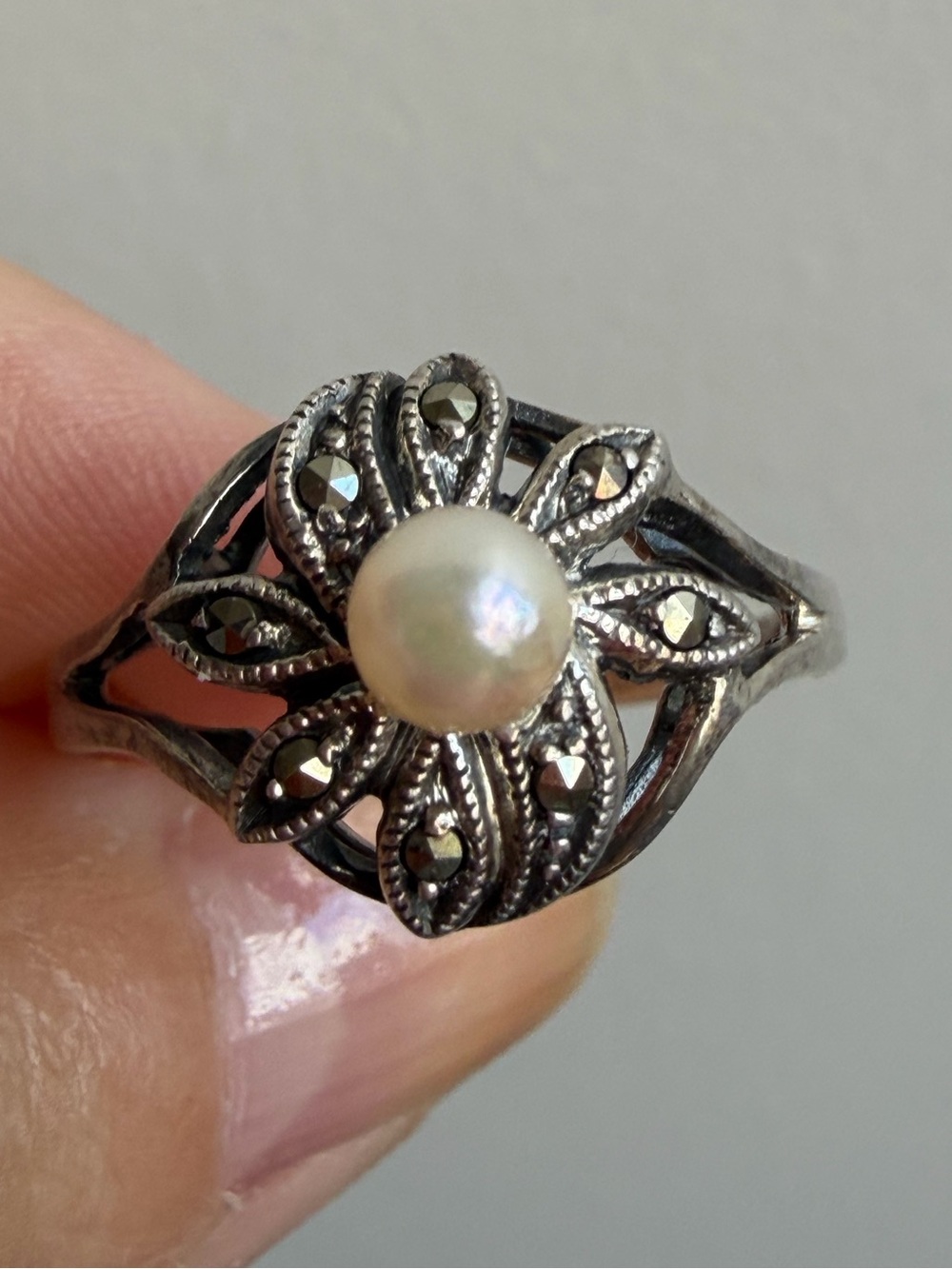 VINTAGE ROUND WHITE PEARL & MARCASITES RING 925 STERLING SILVER - Picture 3 of 16